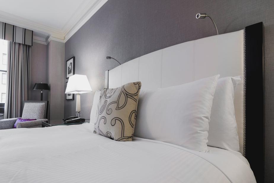 bright-hotel-room-bed_925x_c9e715c3-89c9-4941-8f48-5dc2e06e0d0d - J.OC
