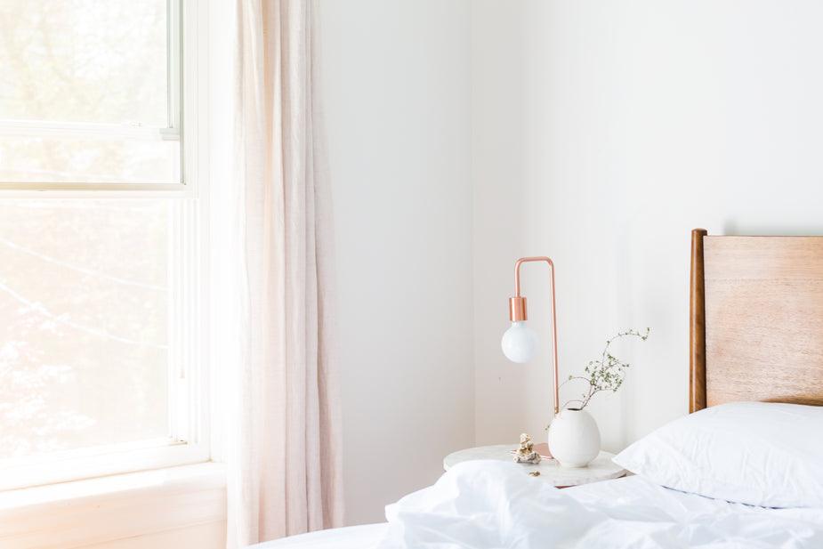 copper-light-in-bedroom_925x_a3230d05-36a6-46e8-8330-66af676376aa - J.OC